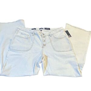 Wild Fable Jeans ~ Light Wash Low-Rise
Flare